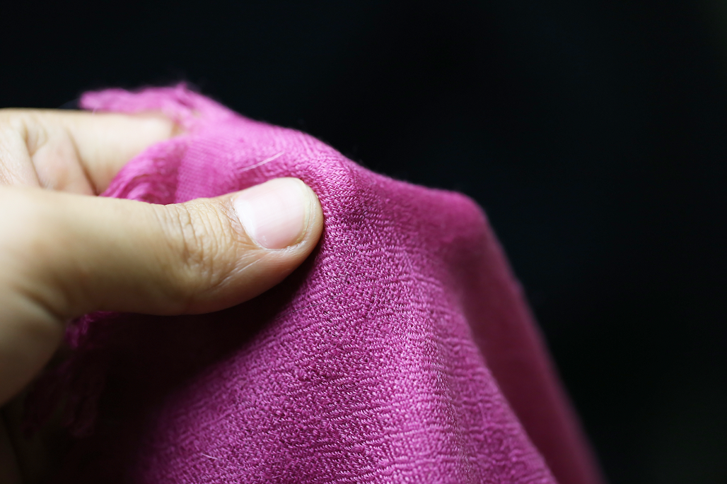 How to Check Pashmina Quality: Tips to Avoid Fake Shawls
